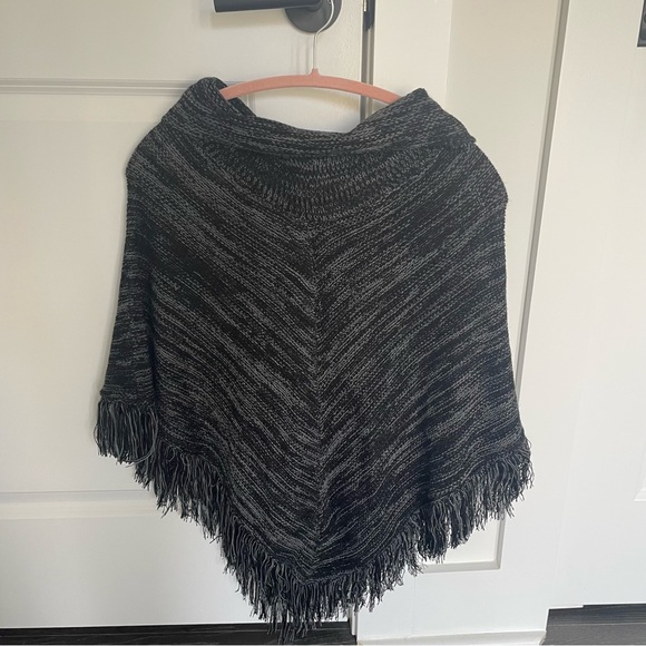 ❤️5/$20 Black and gray knit poncho - Picture 1 of 2